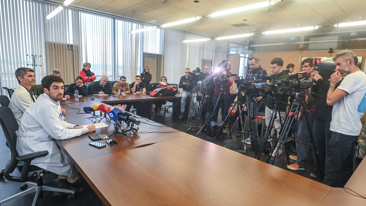 El gerente del Hospital Universitario de Burgos, Carlos Cartón, y el jefe del servicio de Oncología, Enrique Lastras, en la rueda de prensa del martes