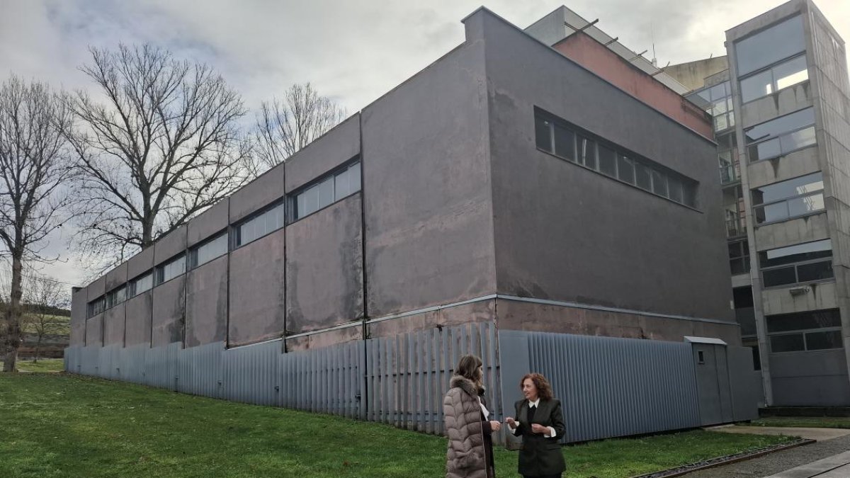 Nuria González,rectora de la ULE (izq), en su visita el Campus de Ponferrada