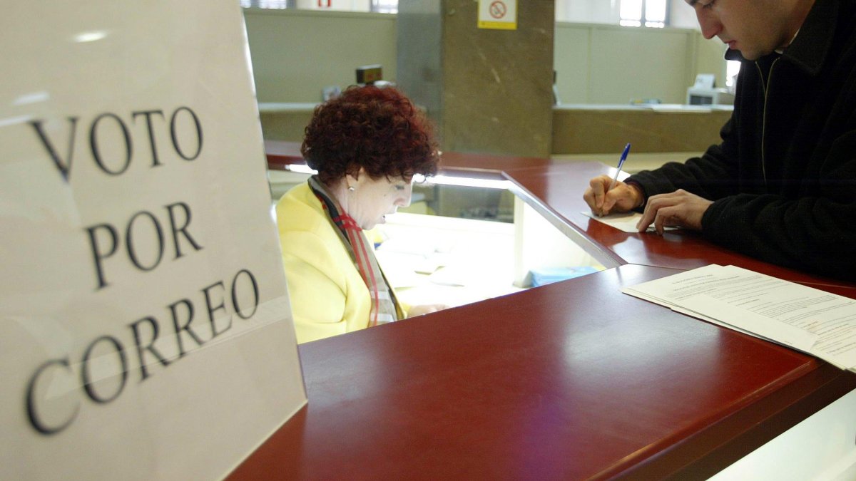 Una persona solicita el voto por correo para las elecciones autonómicas.