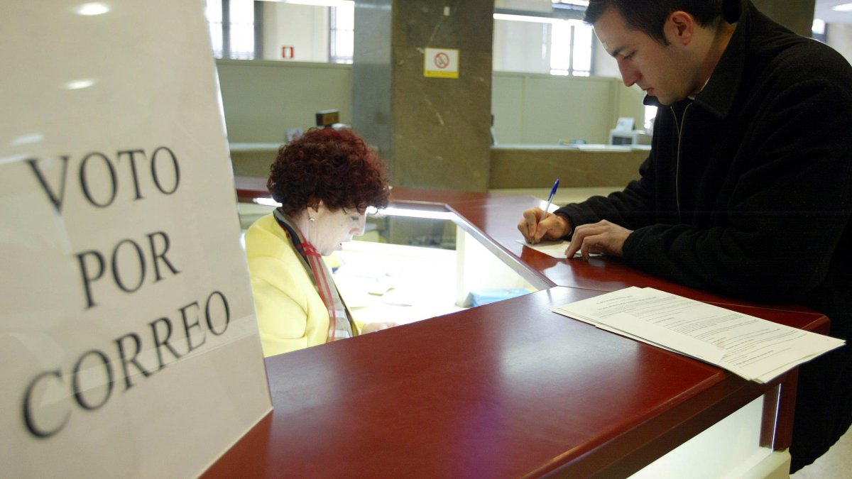 Una persona solicita el voto por correo para las elecciones autonómicas, en una imagen de archivo.