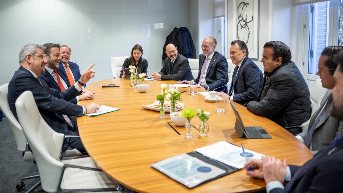 El CEO de Plásticos Durex, Juan Pontvianne, y el gobernador de Querétaro, Mauricio Kuri,  en la reunión de la planta de la empresa en el territorio mexicano