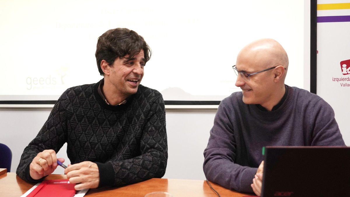 El candidato de la coalición IU-Sumar-Equo a la presidencia de la Junta de Castilla y León, Juan Gascón,a la izquierda de la imagen