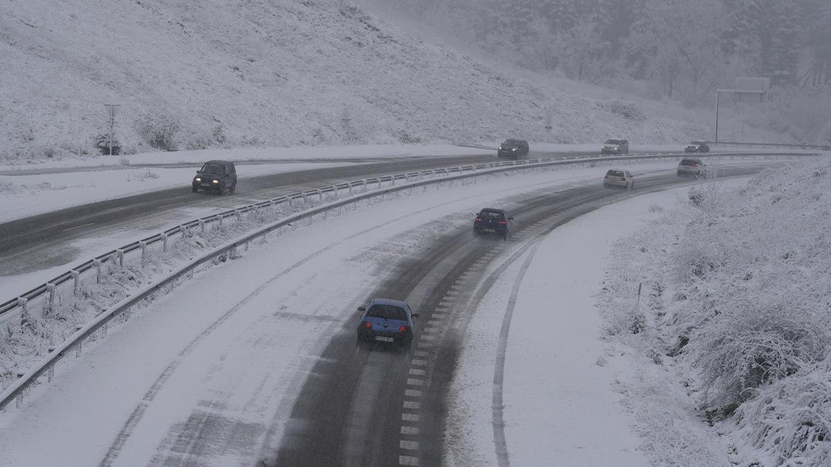 La carretera CL-631 entre Ponferada y Villablino (León), afectada por el temporal de nieve.