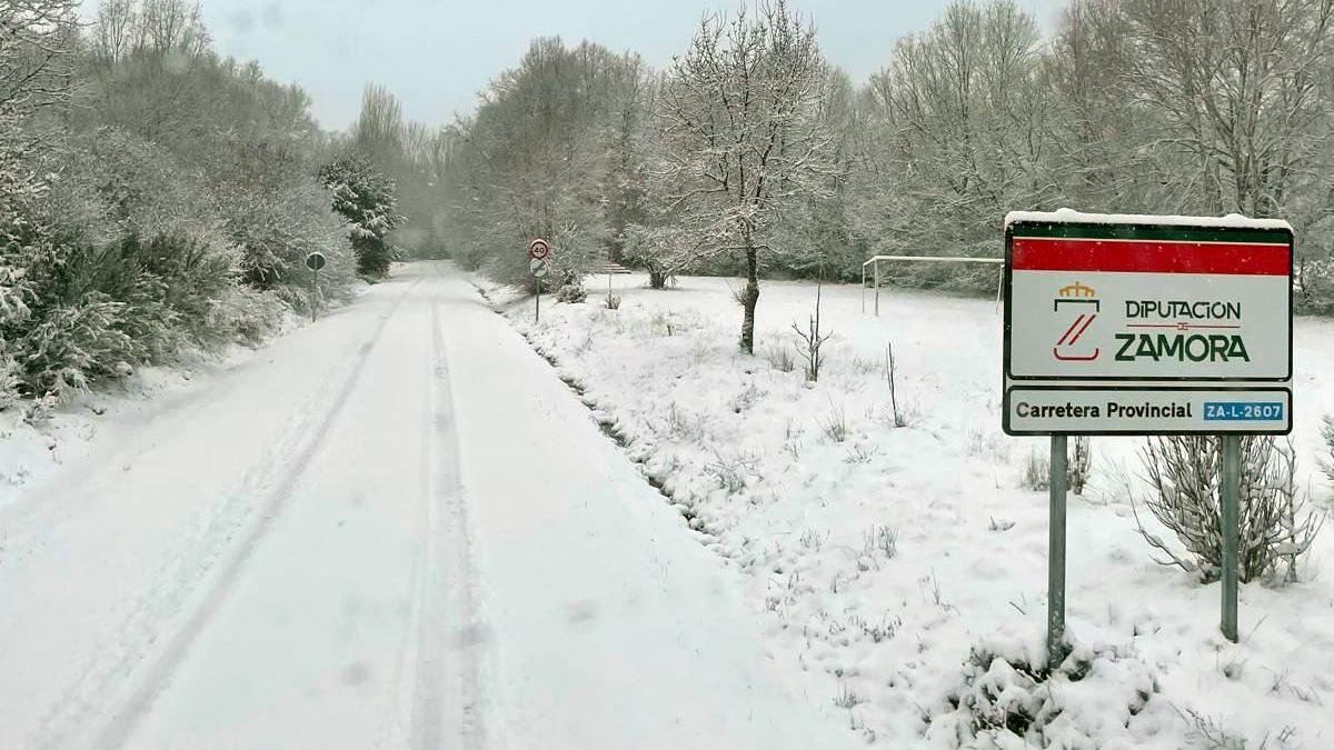 La borrasca Ingrid deja nieve en las carreteras de Zamora