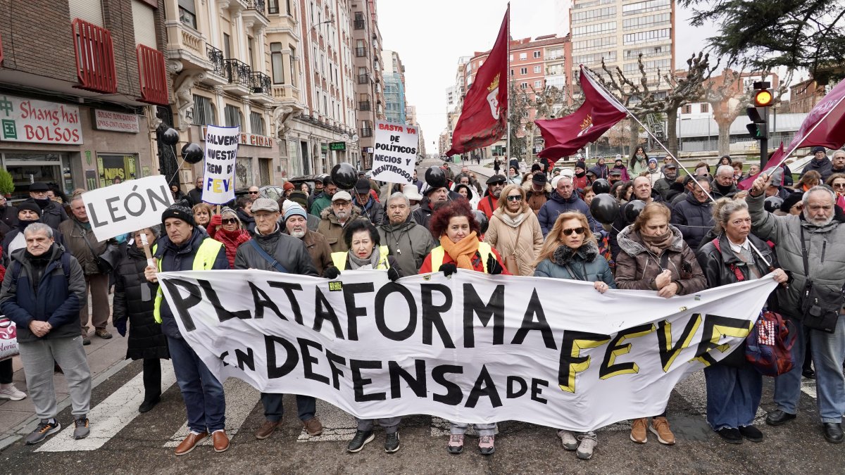 La Plataforma de Defensa del Ferrocarril de Vía Estrecha de León llevó a cabo un corte reivindicativo sobre el trazado de Feve