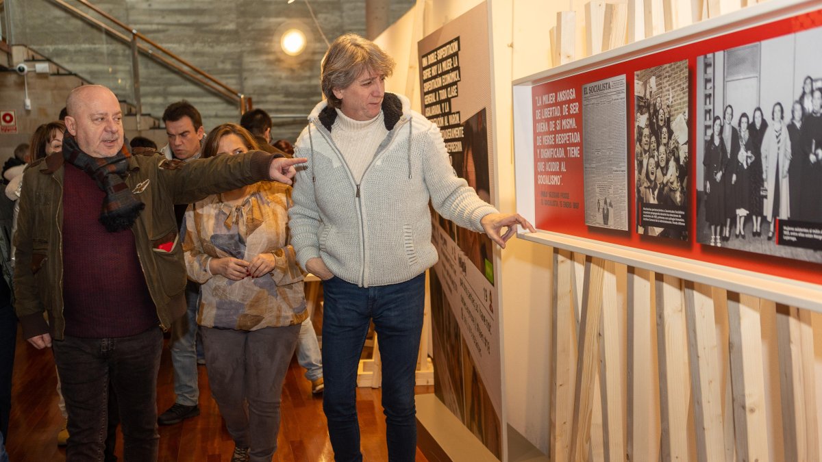 Martínez asiste a la inauguración de la exposición de la Fundación Pablo Iglesias.