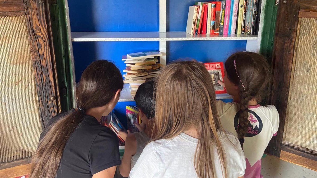 Transformación de la caseta anexa de la Fuente de San Quinces en una biblioteca verde