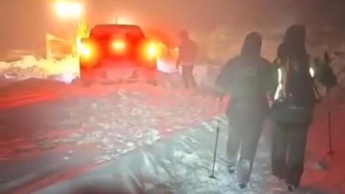 Rescatada Una Familia Atrapada En Su Vehículo Por La Nieve En Las Navas Del Marqués (Ávila).