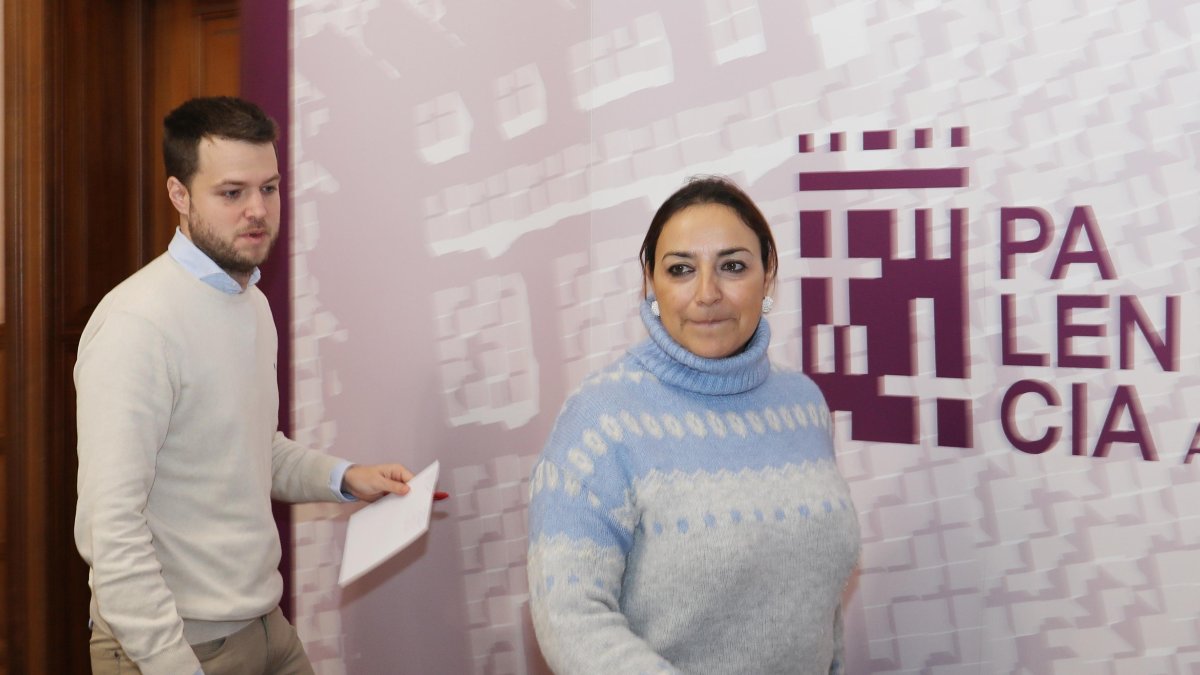 El concejal de Obras, Álvaro Bilbao, y la alcaldesa de Palencia, Miriam Andrés, en la rueda de prensa.