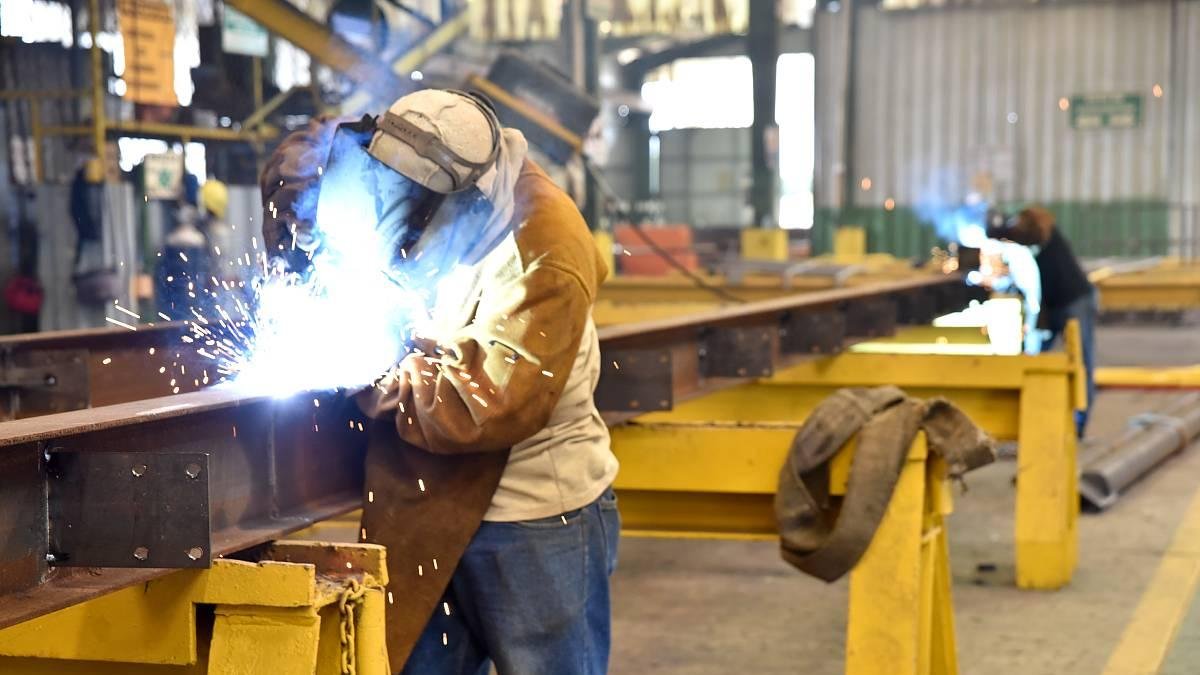 Un operario suelda una estructura en una industria metalúrgica.