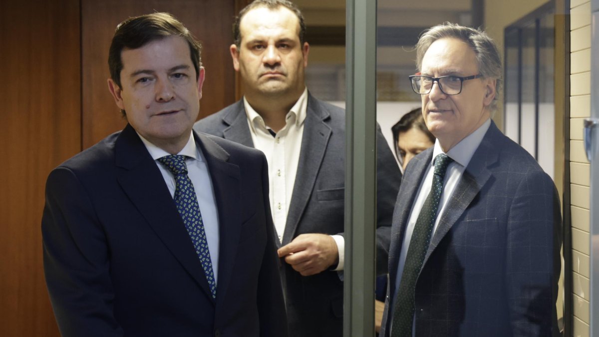 El presidente regional del PP, Alfonso Fernández Mañueco, en una rueda de prensa en la sede del PP de Salamanca.