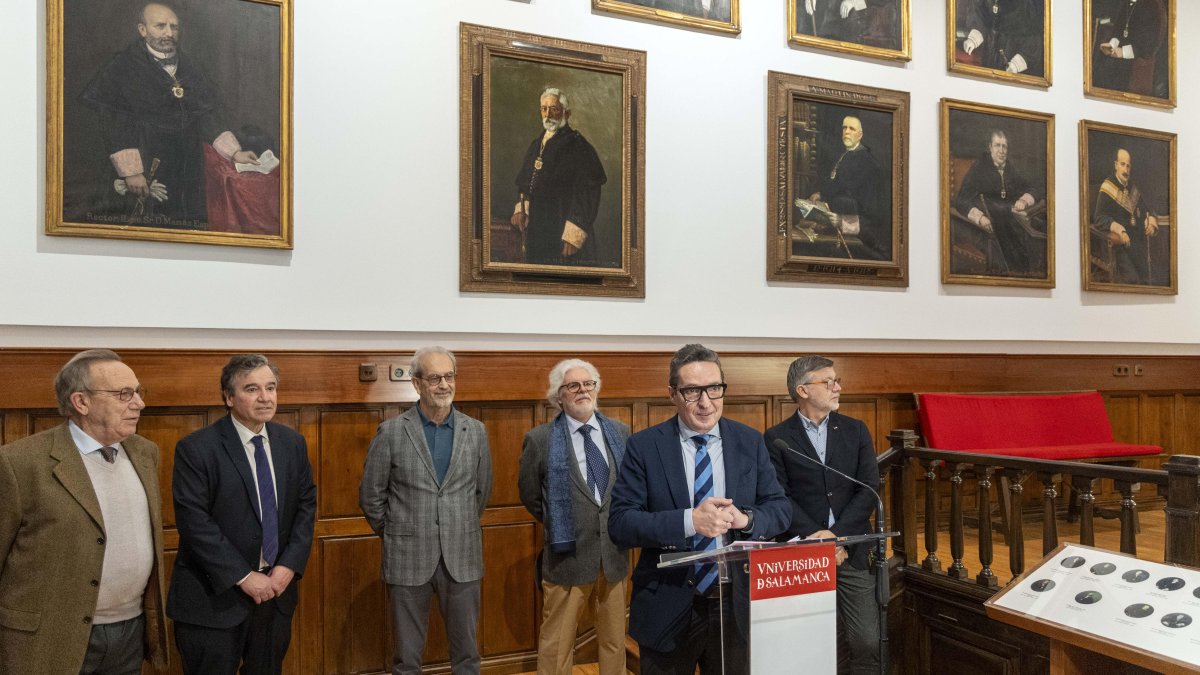El rector de la Universidad de Salamanca, Juan Manuel Corchado, preside el acto de inauguración de la nueva galería de retratos de rectores.