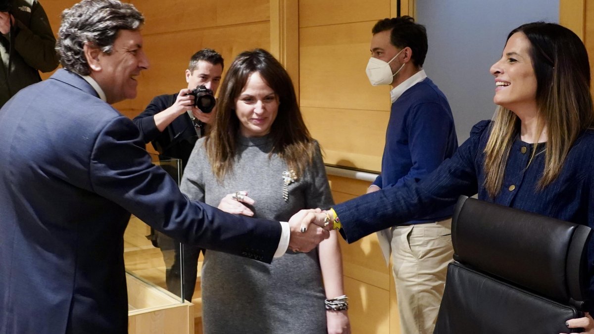 Fernández Carriedo saluda a las portavoces socialistas, Patricia Gómez y Nuria Rubio.