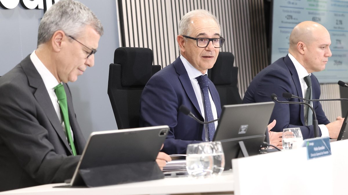 En la imagen de (I a D ), el director general de finanzas, Pablo Gonzalez, el CEO Isidro Rubiales y el director de relaciones con inversores, Jaime Hernández