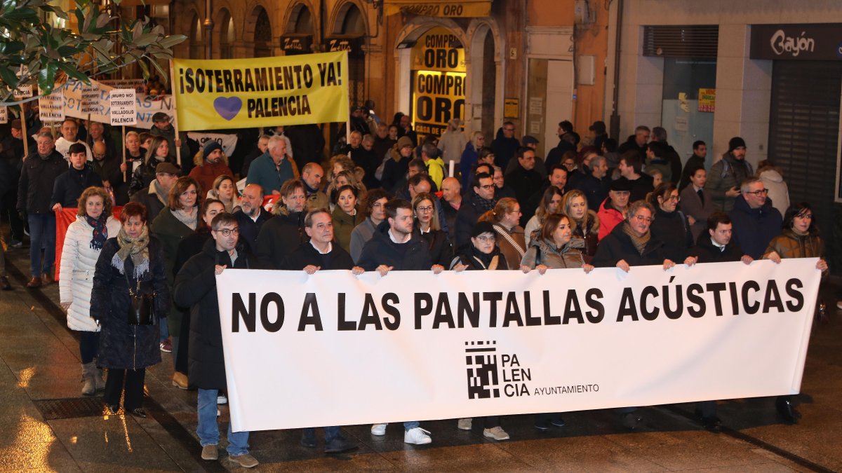 Manifestación contra las pantallas acústicas respaldada por todos los grupos políticos del Ayuntamiento de Palencia