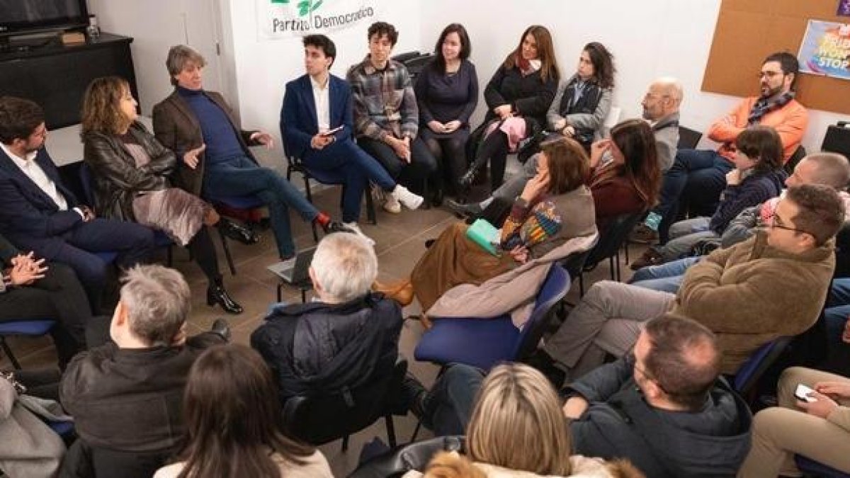 Carlos Martínez Mínguez e Iratxe García se reúnen con residentes en Bruselas nacidos en Castilla y León.