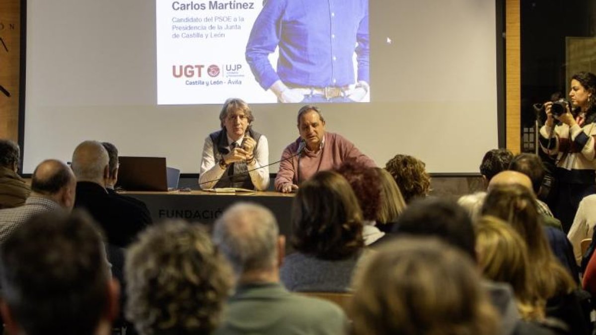 Carlos Martínez Mínguez e Isaac Muñoz atienden a la prensa antes de participar en un encuentro.