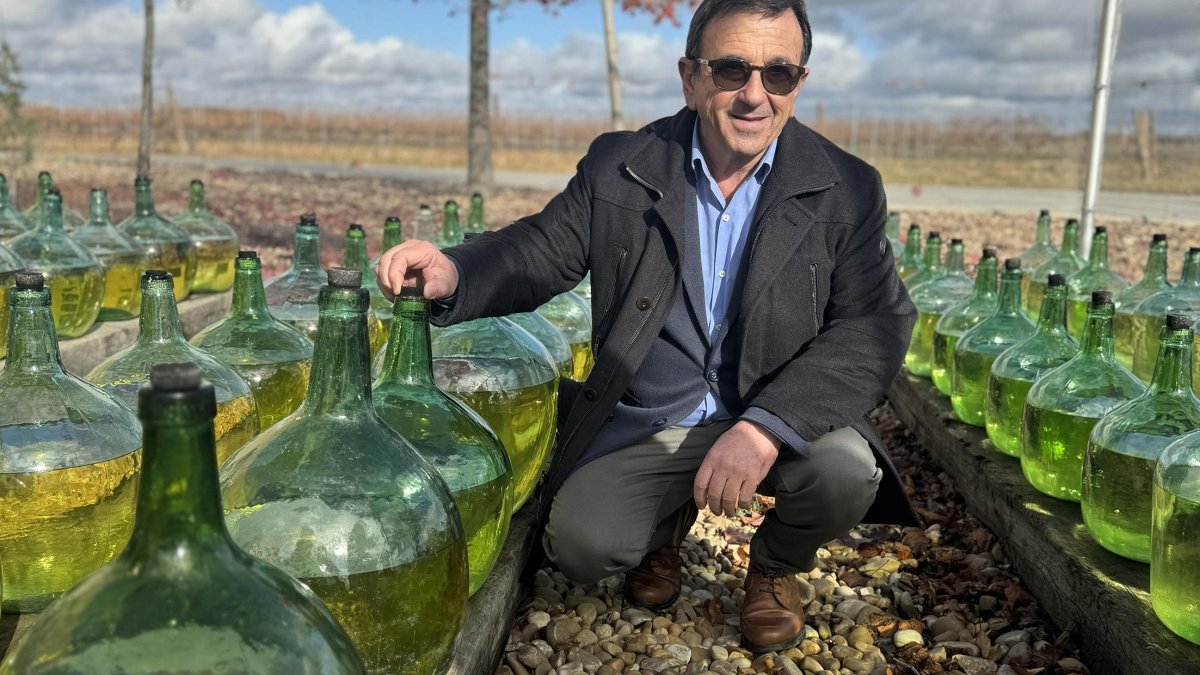 Antonio de Íscar, CEO de Diez Siglos en el parque de 120 damajuanas de 16 litros.
