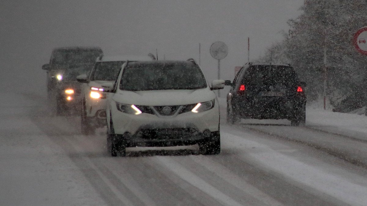 La nieve dificulta el tráfico en la N-630 a la salida de León con la borrasca Marta