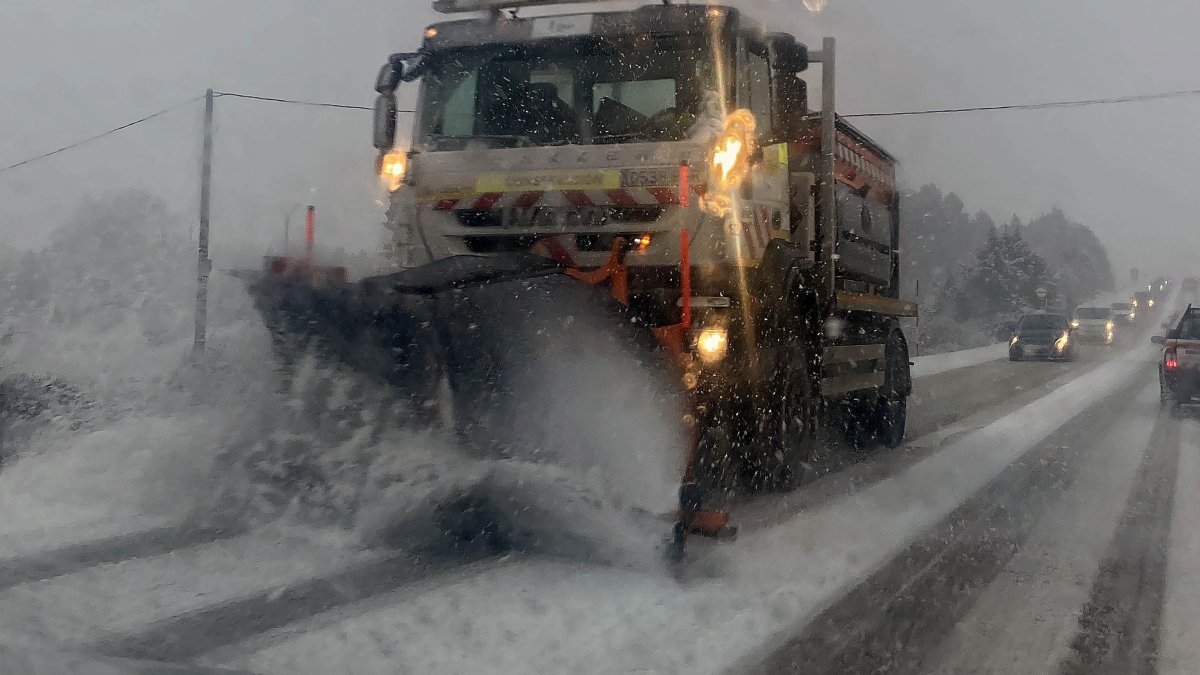 La nieve dificulta el tráfico en la N-630 a la salida de León con la borrasca Marta