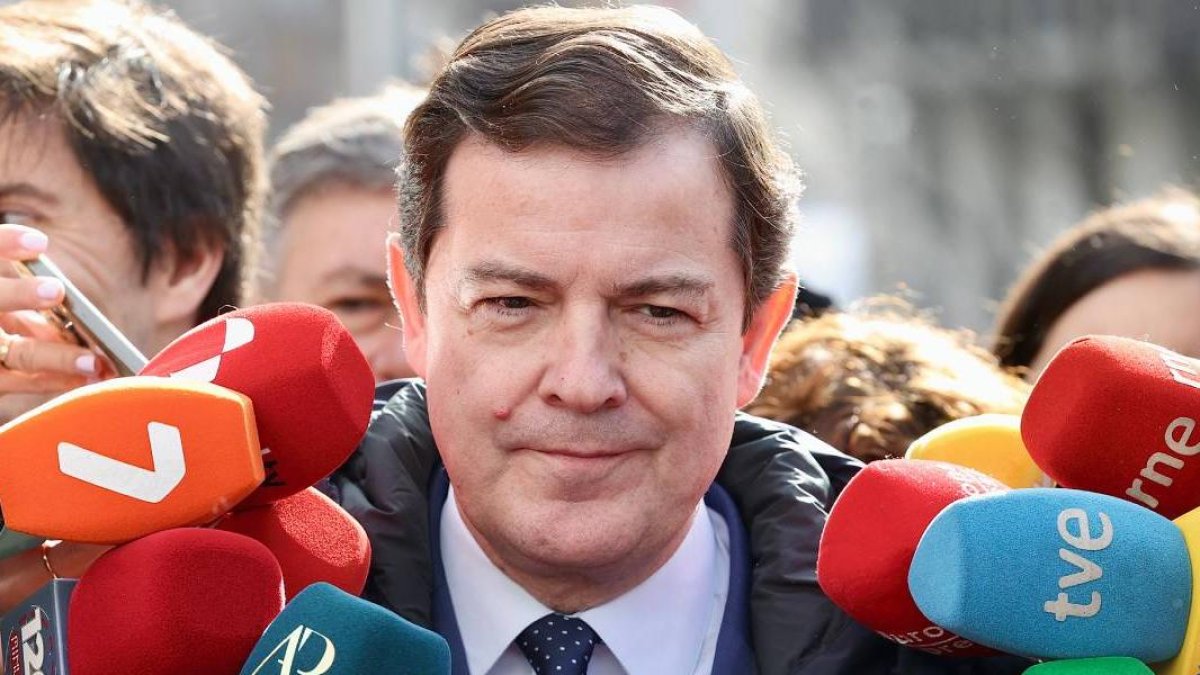 Alfonso Fernández Mañueco atiende a los medios a su llegada a la sede del PP en Madrid.