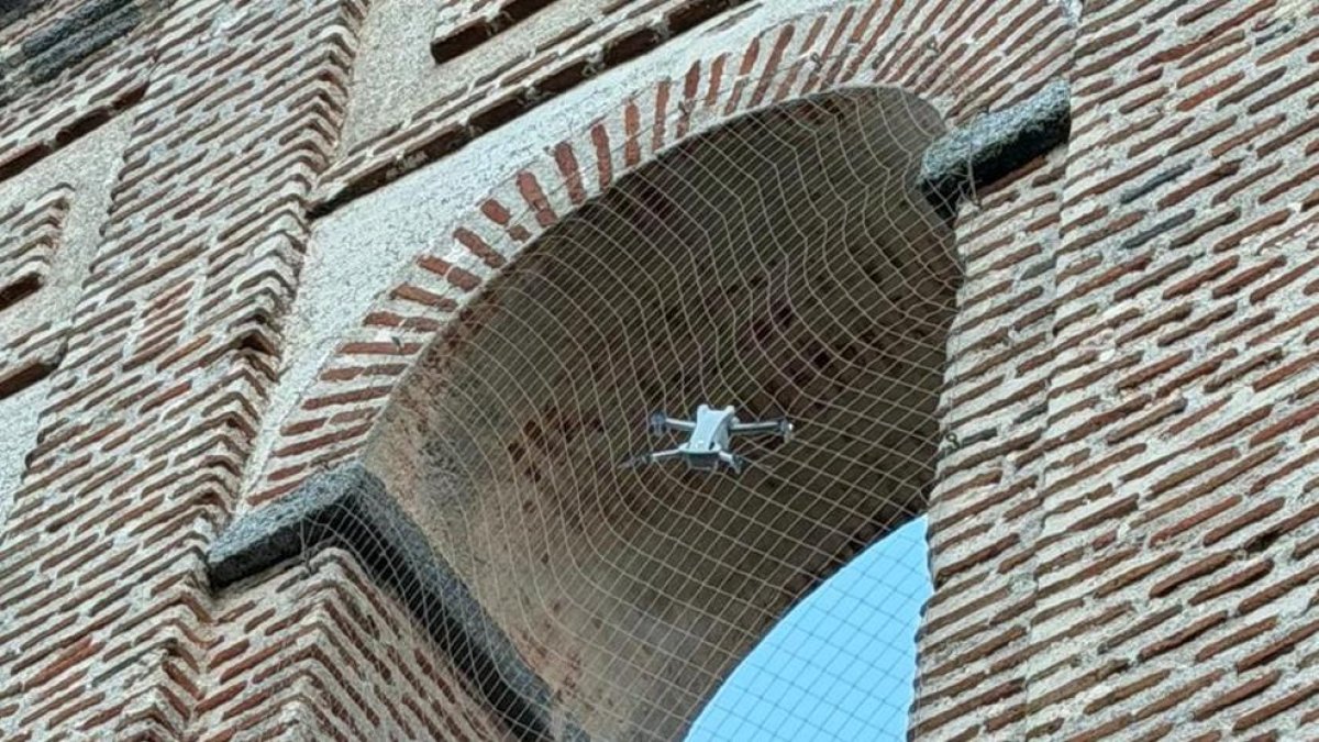 Un dron se estrella contra una espadaña de la muralla de Ávila