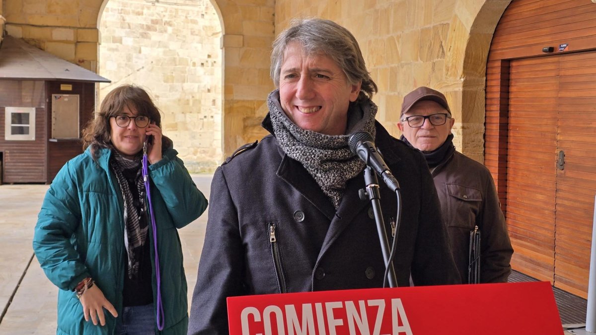 Carlos Martínez, en el atril montado para su comparecencia ante los medios en Soria.