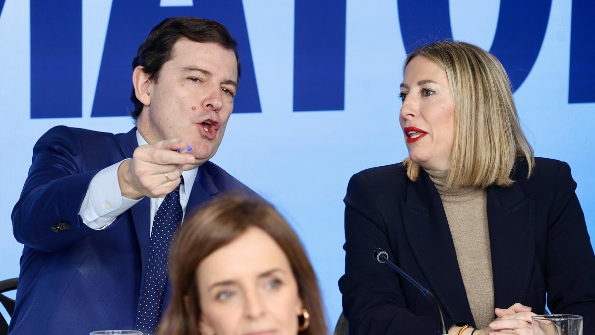 Alfonso Fernández Mañueco y María Guardiola en la Junta Directiva Nacional del PP del pasado lunes.