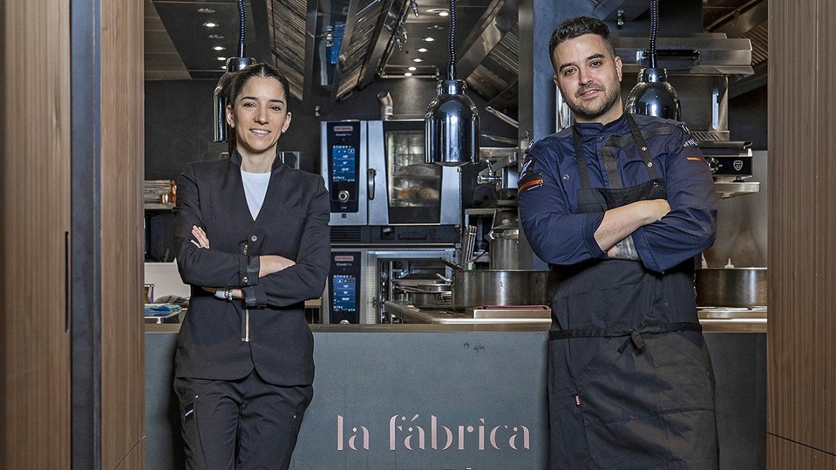 En la imagen, Ricardo Temiño junto a su pareja, Cristina Lázaro.