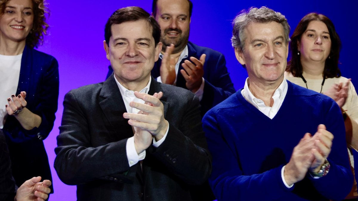 Alfonso Fernández Mañueco y Alberto Núñez Feijóo en el acto de presentación de listas al 15-M.