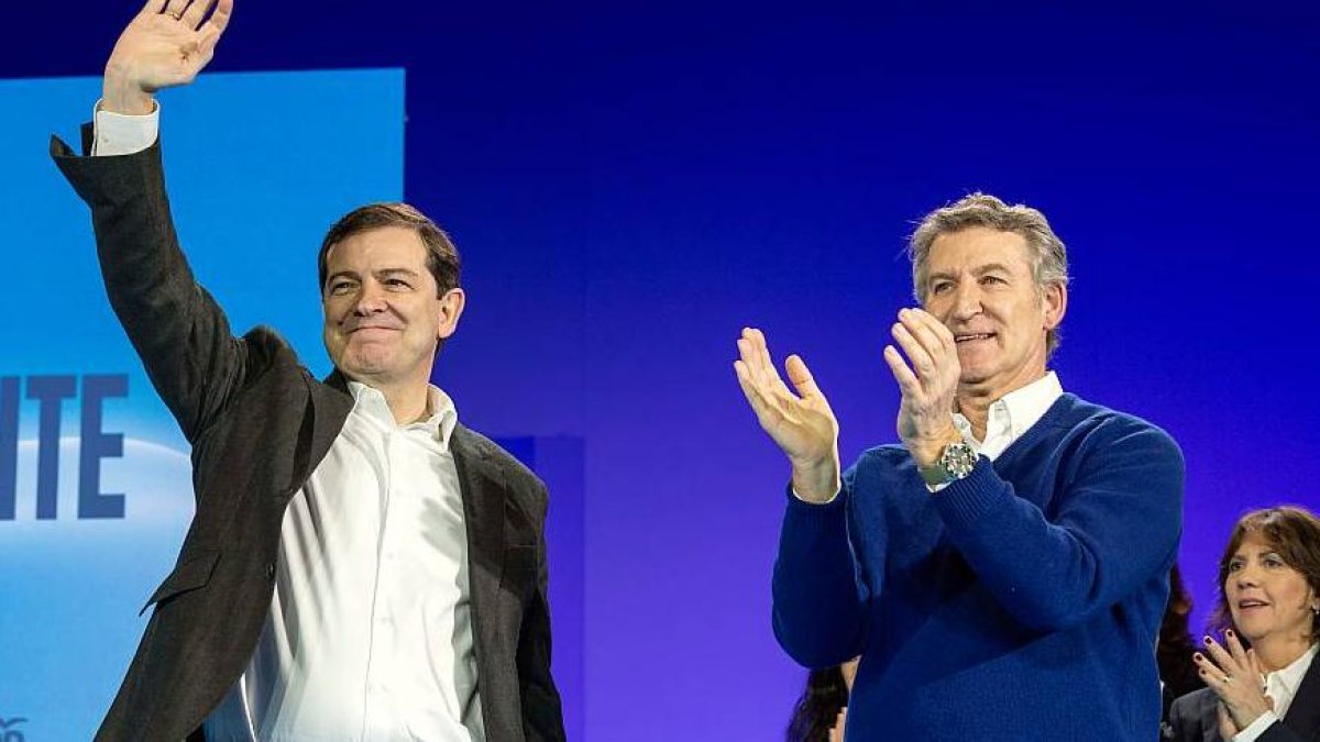 Alberto Núñez Feijóo y Alfonso Fernández Mañueco en la presentación de candidaturas para las próximas elecciones a las Cortes de Castilla y León del 15 de marzo.