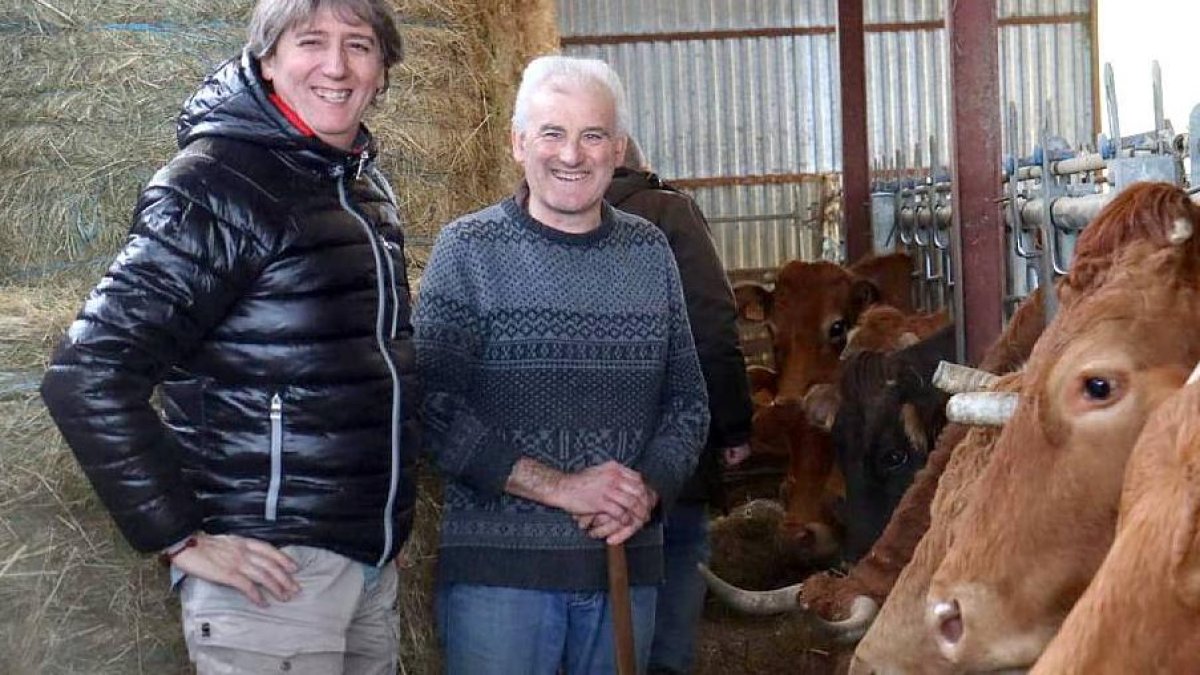 Martínez Mínguez junto a un ganadero durante su visita a Villasana de Mena (Burgos)