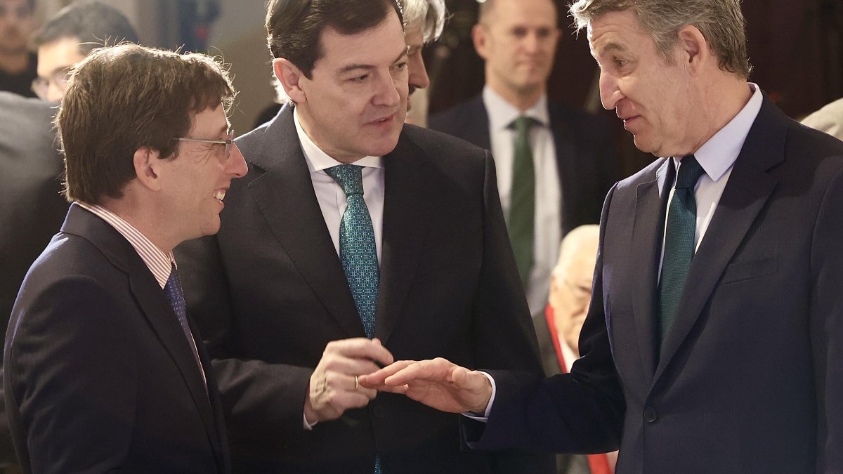 José Luis Martínez Almeida, Alfonso Fernández Mañueco y Alberto Núñez Feijóo, en el Nueva Economía Fórum.