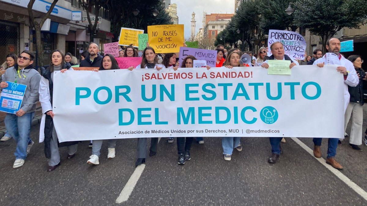 Movilización de los médicos contra el Estatuto Marco que promueve el Ministerio de Sanidad, ayer en León
