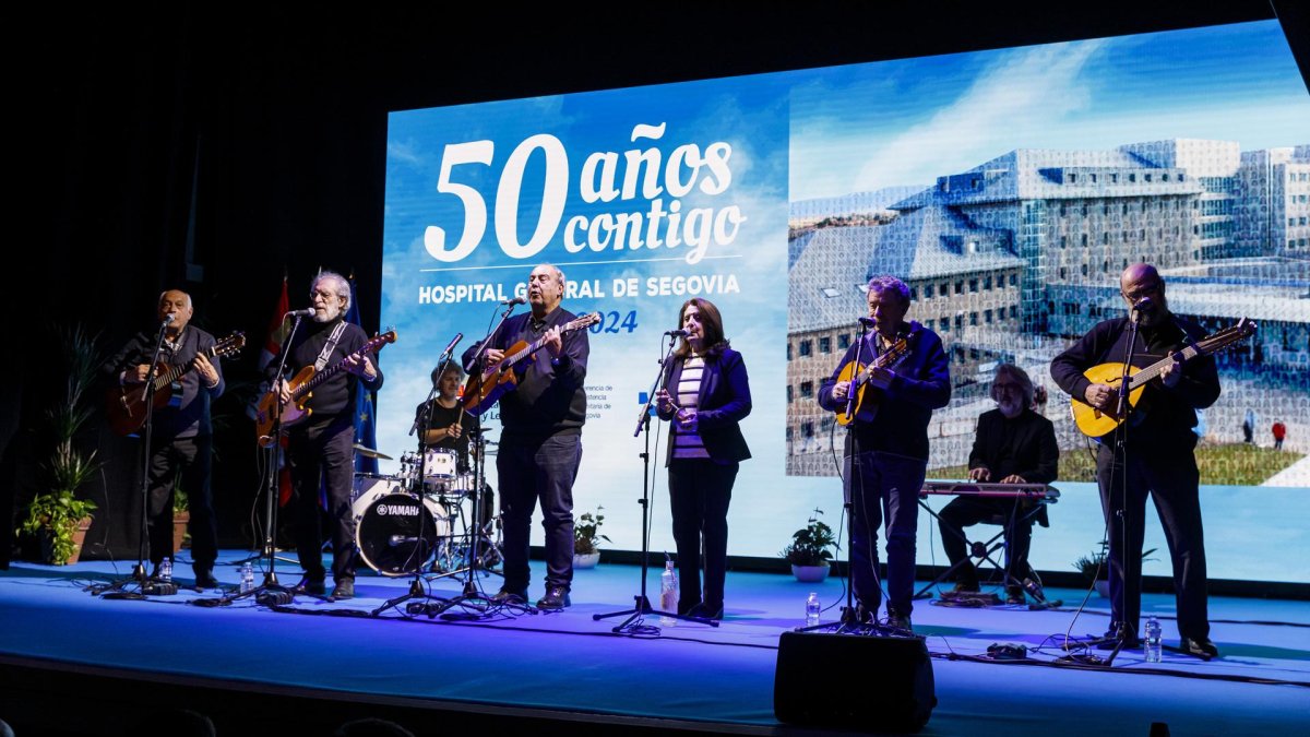El grupo Nuevo Mester de Juglaría, durante la clausura el acto conmemorativo del 50 aniversario del Hospital General de Segovia.