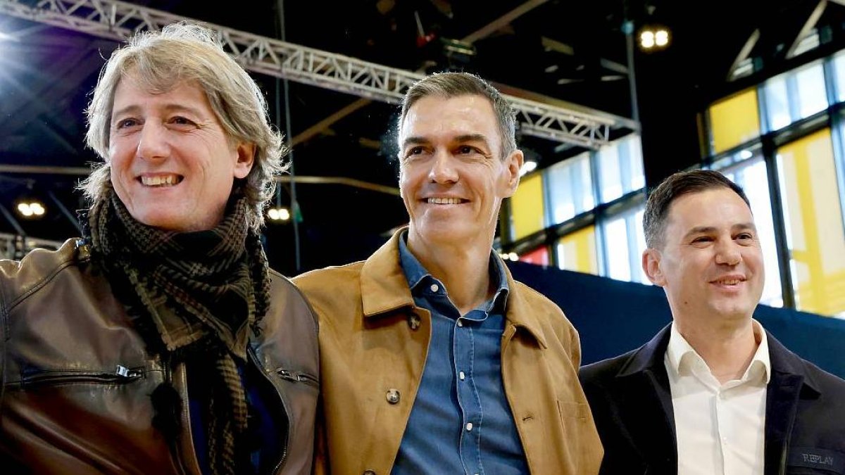 Carlos Martínez Mínguez, Pedro Sánchez y Javier Alfonso Cendón en un mitin en León el pasado mes de octubre.