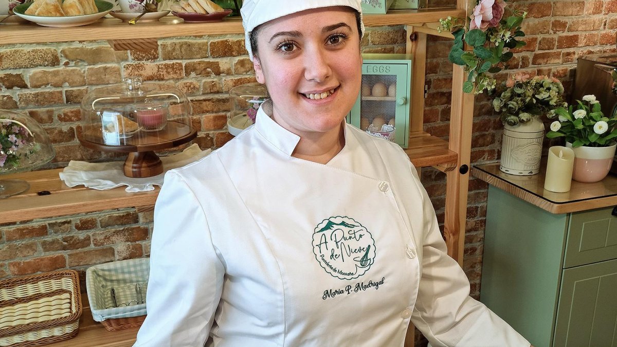 María es un ejemplo de emprendimiento que ha apostado por la vida rural para realizar su pasión, la pastelería. A la izda, pastas artesanas ‘fontañinas’.