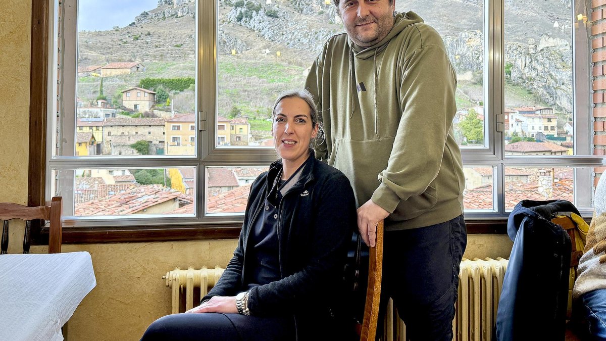 Diego y Patricia posan en el interior del Restaurante Poli en Pancorbo.