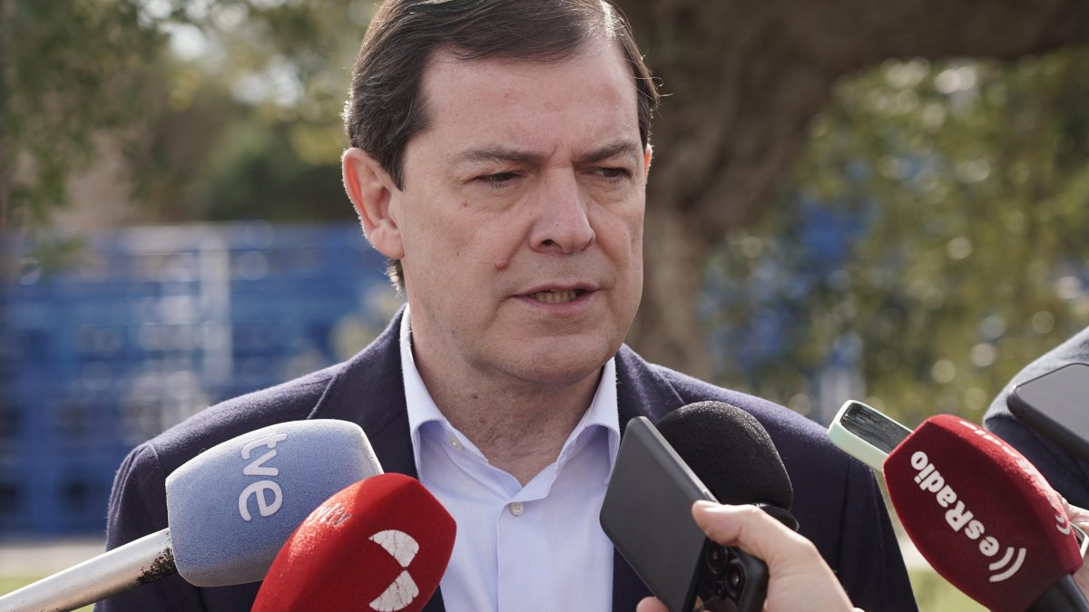 Alfonso Fernández Mañueco, tras la visita a la empresa Techonoform en Tordesillas (Valladolid).