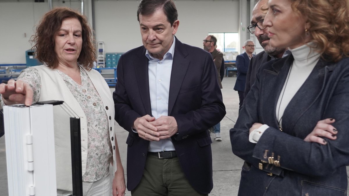 Alfonso Fernández Mañueco y María Pardo durante la visita a la empresa Technoform.