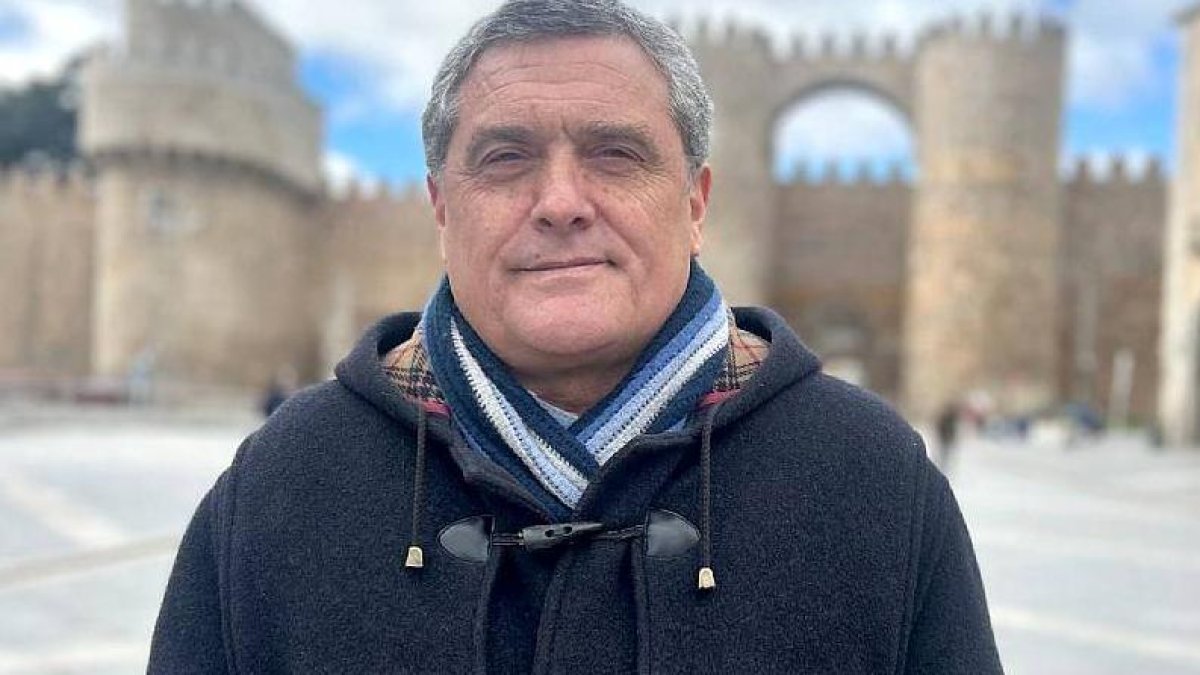 El candidato de Por Ávila, Pedro Pascual, en la Plaza de Santa Teresa de la capital abulense.