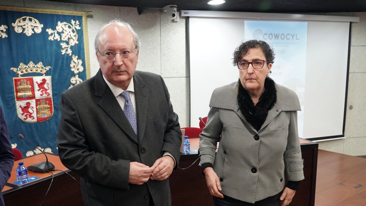 El presidente del CES, Enrique Martín, y la  coordinadora del proyecto de Cooperación Cowocyl, Mar Martín, presentan el estudio ‘El teletrabajo como oportunidad para las áreas rurales de Castilla y León’