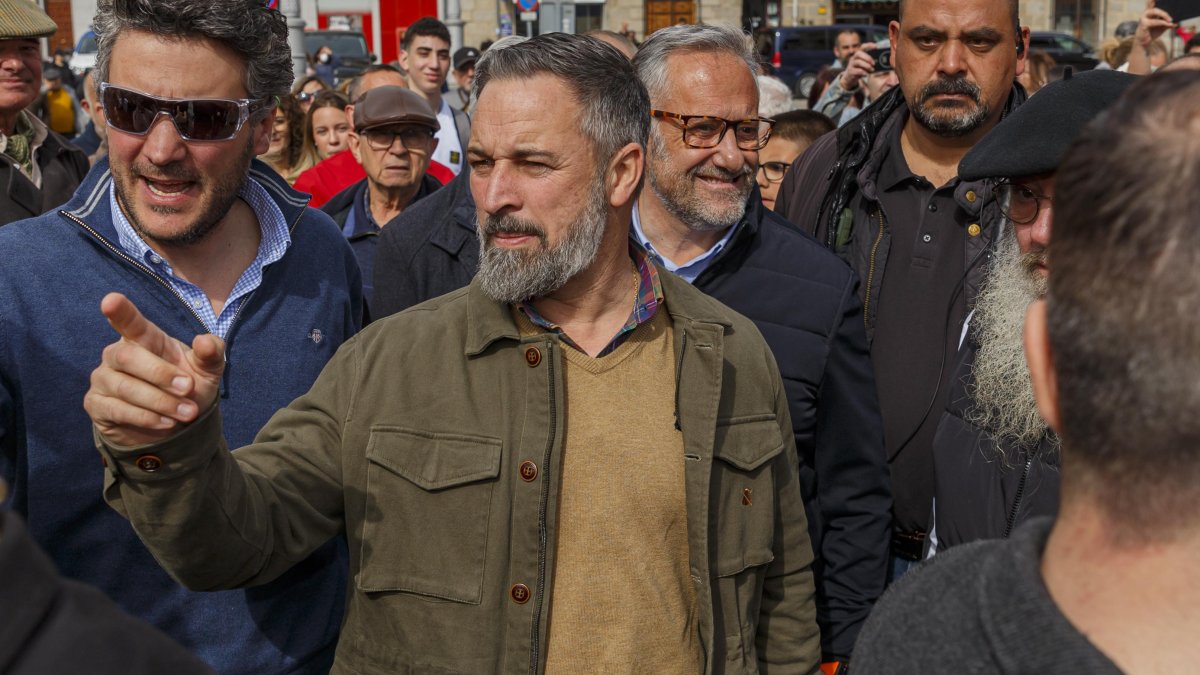 El líder de Vox, Santiago Abascal, y el candidato a la Presidencia de la Junta, Carlos Pollán, participan en un acto preelectoral en El Espinar (Segovia)