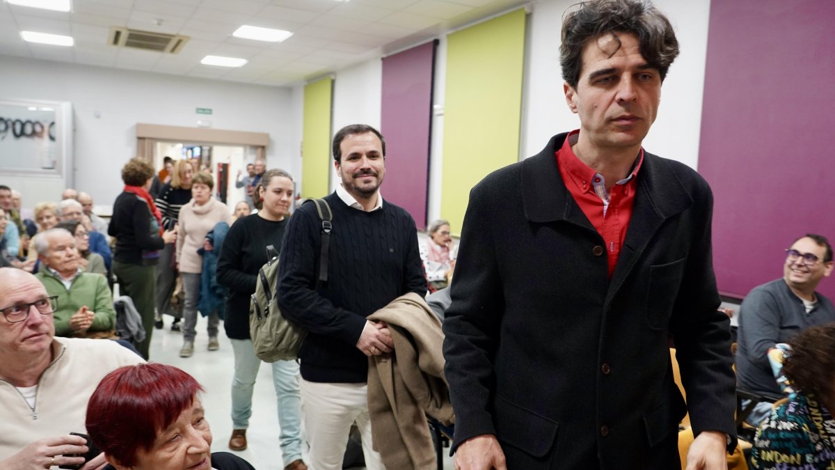 Alberto Garzón, presenta su libro ‘La guerra por la energía’, en un acto con Juan Gascón
