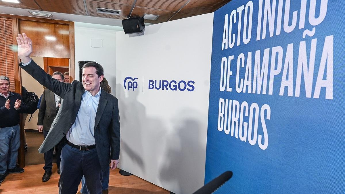 El candidato del Partido Popular de Castilla y León participa en la 'Pegada del primer cartel' en Burgos.