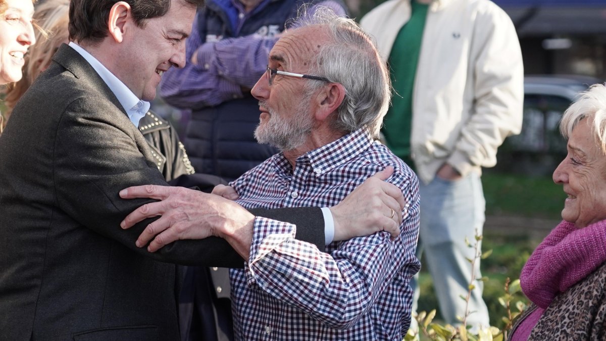 El candidato del Partido Popular de Castilla y León a la reelección como Presidente de la Junta, Alfonso Fernández Mañueco, interviene en la Plaza de Poniente de Valladolid.