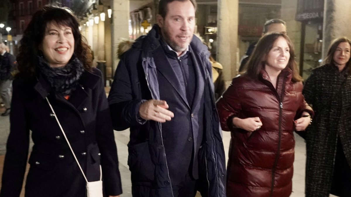 El ministro de Fomento, Oscar Puente y la ministra de Igualdad, Ana Redondo, participan en la pegada de carteles en Valladolid.