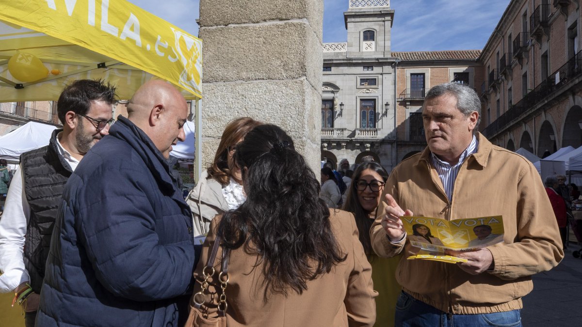 El candidato de Por Ávila a la Presidencia de la Junta, Pedro Pascual, visita el mercado de alimentación de los viernes en la plaza del Mercado Chico.