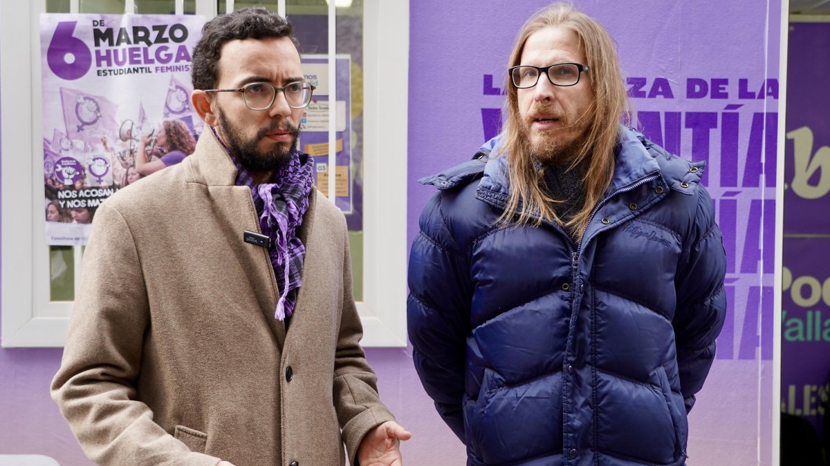 El candidato de Podemos-Alianza Verde, Miguel Ángel Llamas, y el secretario de Organización y portavoz de Podemos, Pablo Fernández.