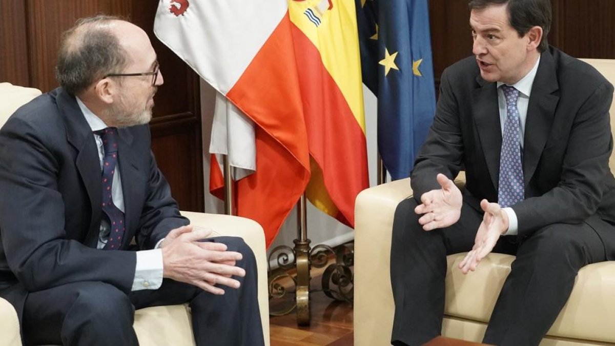 El presidente de la Junta de Castilla y León, Alfonso Fernández Mañueco, mantiene un encuentro con el nuevo consejero delegado de Azucarera, Pablo Puerta.